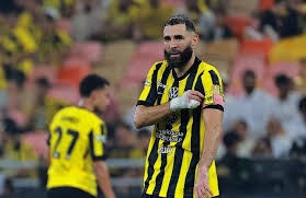 浙江男篮以55-54战胜深圳男篮，约翰逊和兰道夫贡献关键得分，浙江内线优势明显，深圳末节发力缩小分差，但最终惜败。